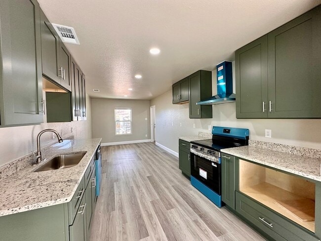 Building Photo - 1012 W 26th St