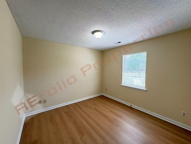 Building Photo - 703 Larchwood Dr