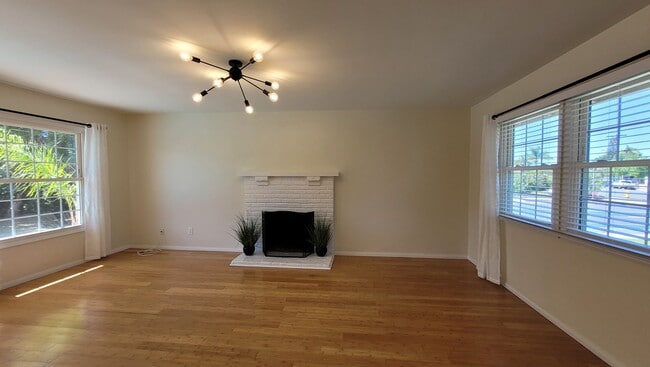 Building Photo - Stunning remodel in ideal location!