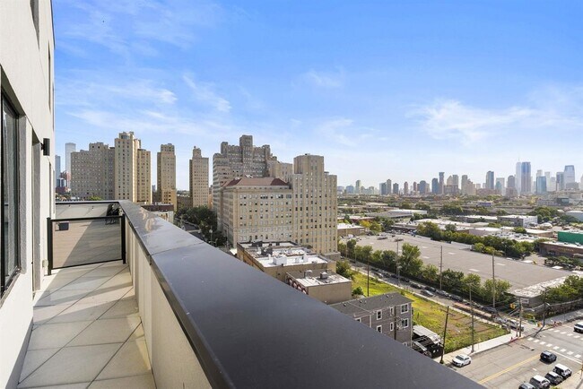 Building Photo - 136-144 Summit Ave