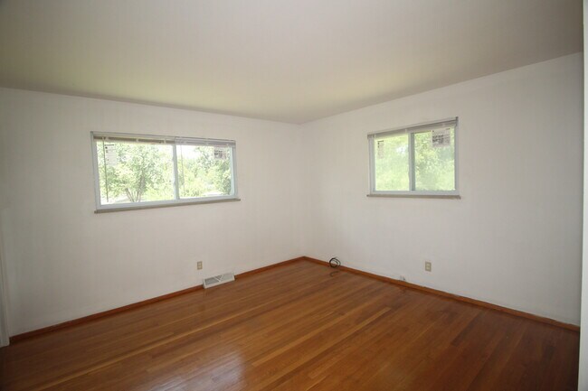 Building Photo - 1215 Mesa Dr