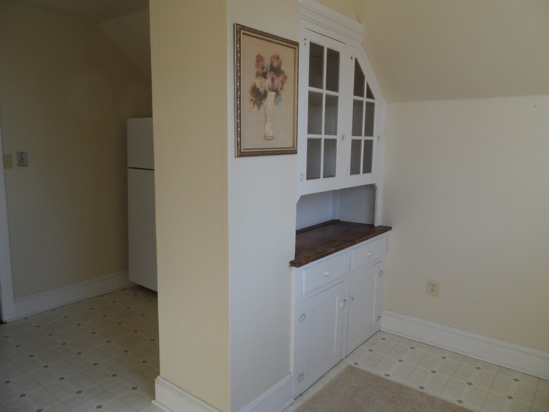 Kitchen - 204 Colonial Ave