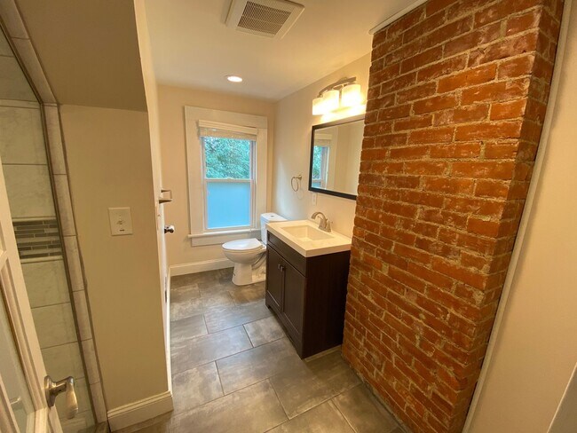 Building Photo - Hunter Ave 1045-1047 GW2