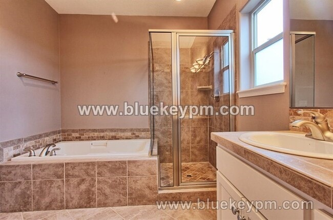 Building Photo - 4 Bed, 3 Bath Home in Happy Valley with Pr...
