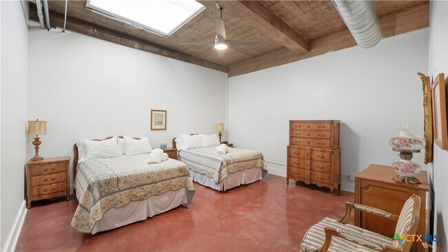 Building Photo - 222 Losoya St