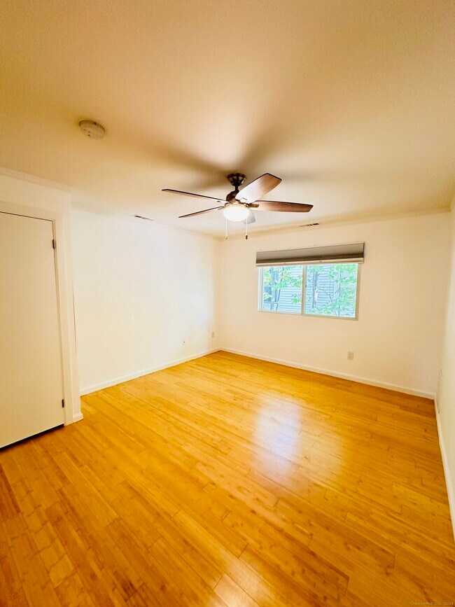 Building Photo - 7 Elm St