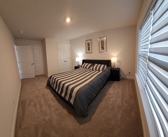 Building Photo - Like New Single Family Home minutes from B...