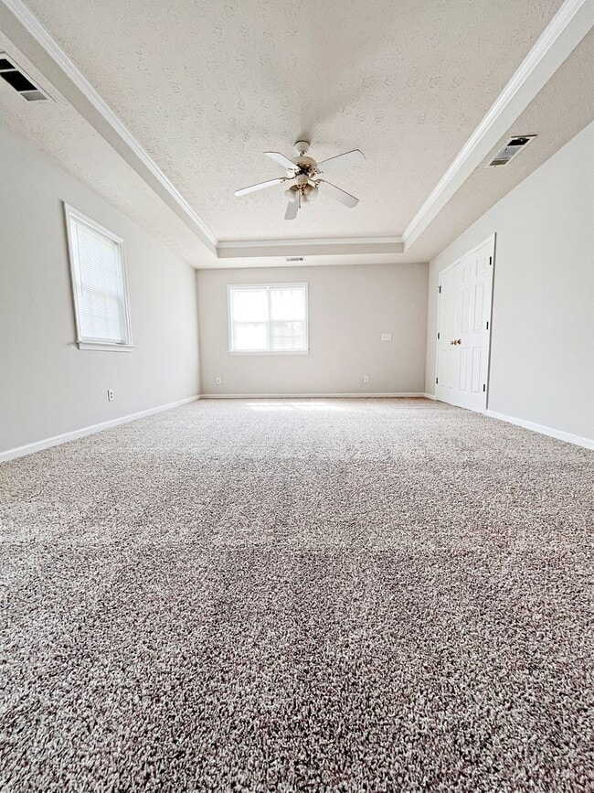 Building Photo - Charming 3 Bedroom Home