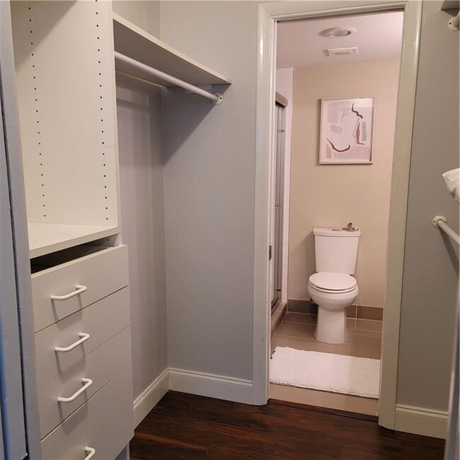 Building Photo - 900 River Reach Dr