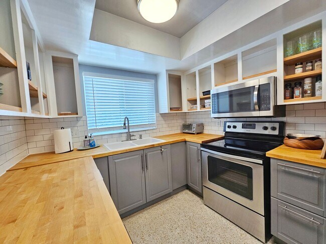 Building Photo - Fully Furnished 2 Bedroom 2 Bath St. Pete Beach Condo!