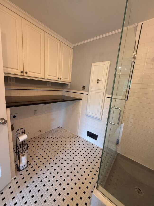 Building Photo - Gorgeous 4 Bed, 3 Bath Haymount Home