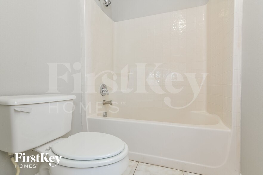 Building Photo - 215 Lobelia Dr