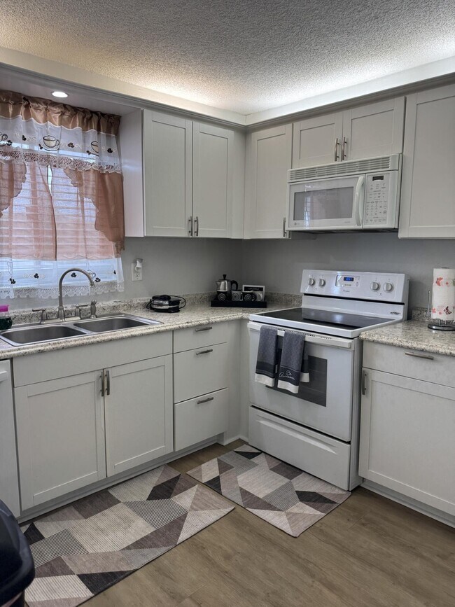 Building Photo - 1310 NE 14th Ct