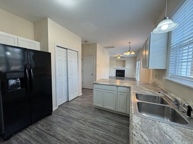 Building Photo - 200 Bonanza Dr