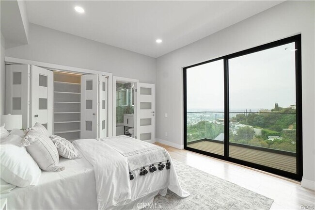 Building Photo - 8566 Hollywood Blvd