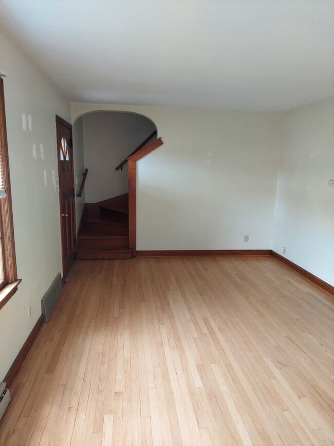 Building Photo - Beautiful Spacious Upgraded 2 Bedroom + De...