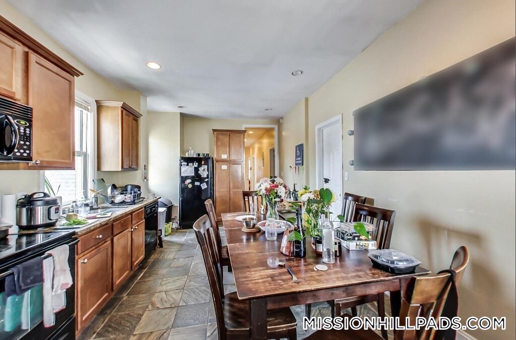 Building Photo - 47 Hillside St