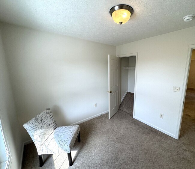 Building Photo - Taylor Spring Townhouse With Garage and Basement