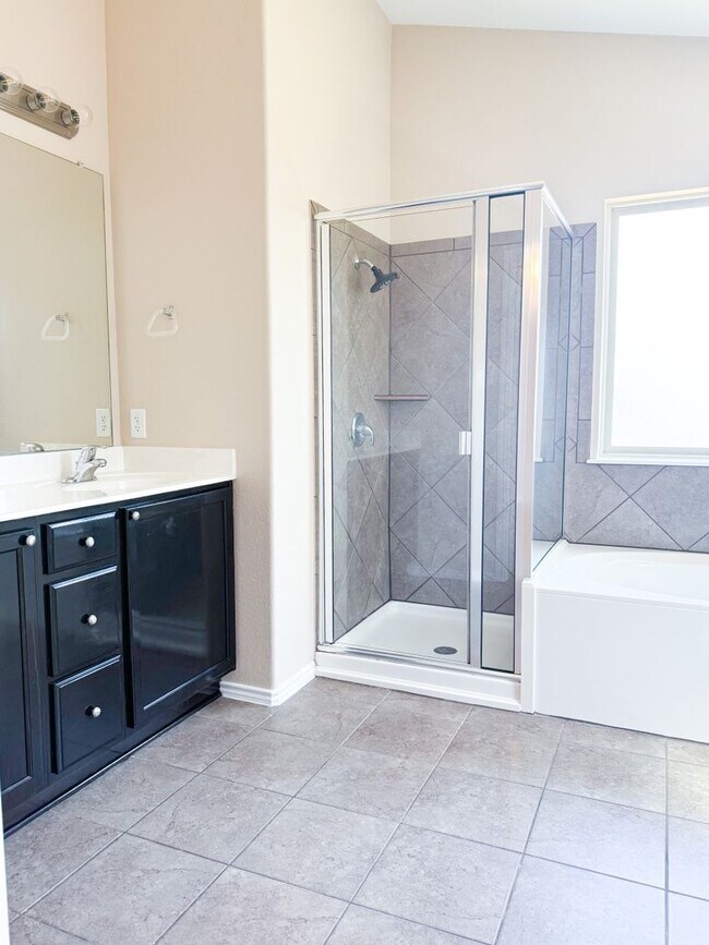 Building Photo - Perfect location! 4/2 home!
