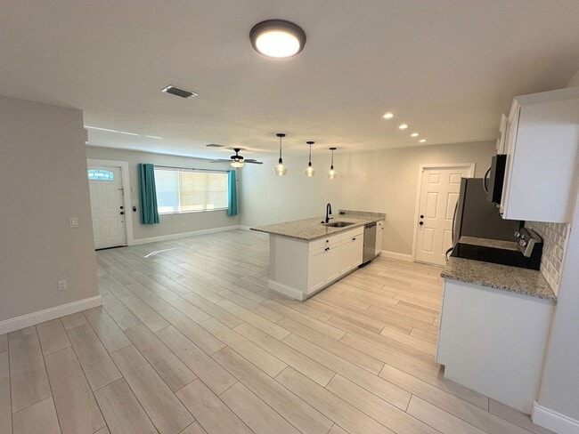 Building Photo - ** CENTRAL NAPLES ** 3 BED + DEN / 2 BATH ...
