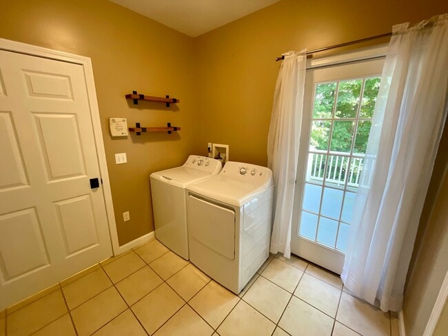 Building Photo - 2-Bed Single Family in New London!