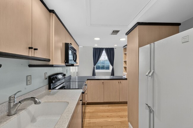 Building Photo - Welcome to the Baynard House; Elegant, Spacious & Bright Showing- Showing Sunday 7/26 9:30am-9:45am