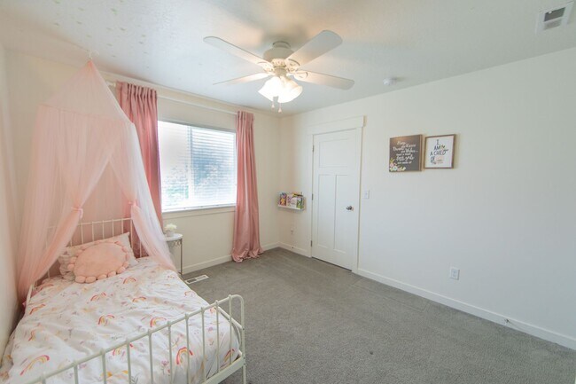 Building Photo - Spacious 4-Bedroom Home Awaits in Eagle Mo...