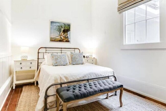 Building Photo - 2010 The Strand