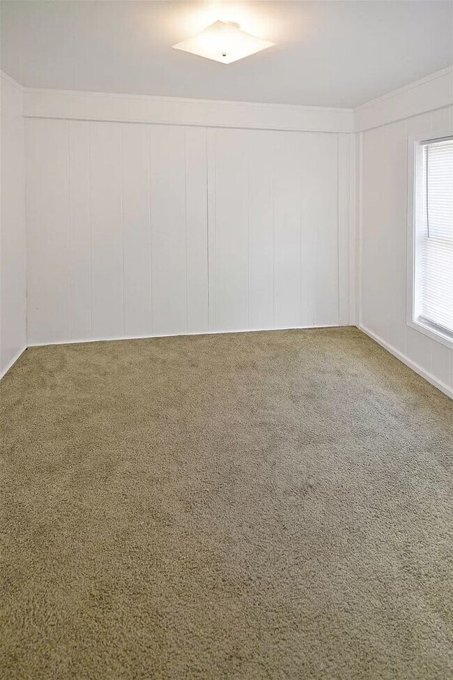 Building Photo - Inviting 4 Bed, 2 Bath in GU District!