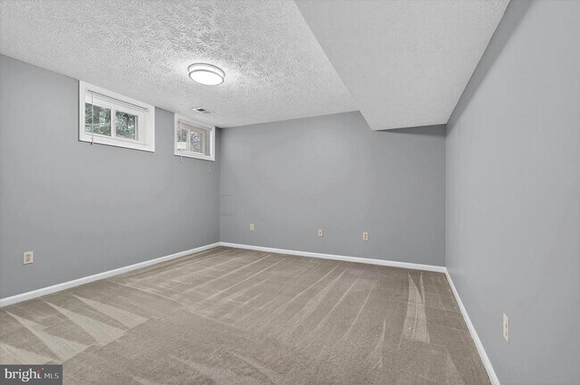 Building Photo - 8405 Overlook St
