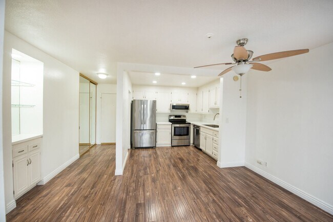 Building Photo - Newport Beach One Bedroom Beauty