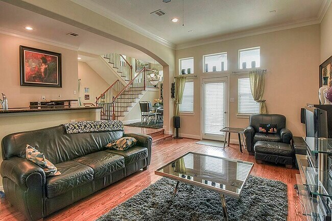 Building Photo - 1137 W 24th St