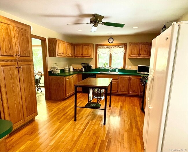 Building Photo - 825 Oak Dr