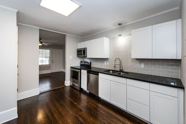 Building Photo - Recently Updated 1BA/1BA Duplex Home with ...