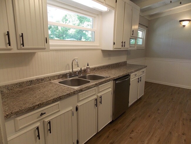 Building Photo - North Columbus, 3BR/2BA, Shopping & Close to I-185 to Ft Benning & I-85