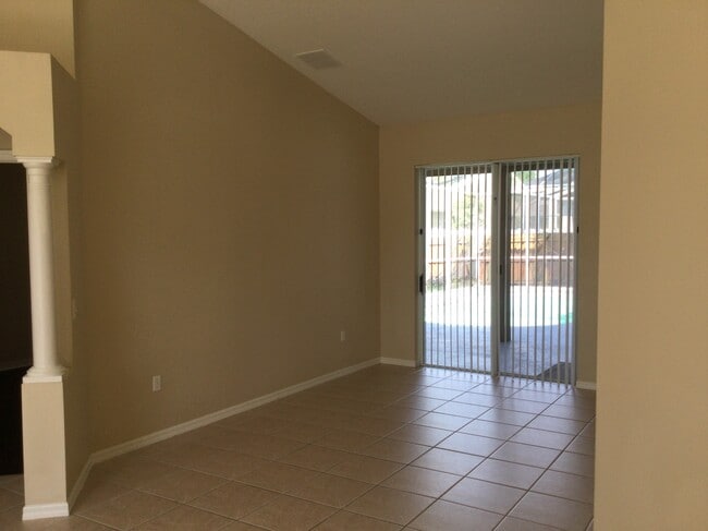 Building Photo - 2408 Groveway Dr