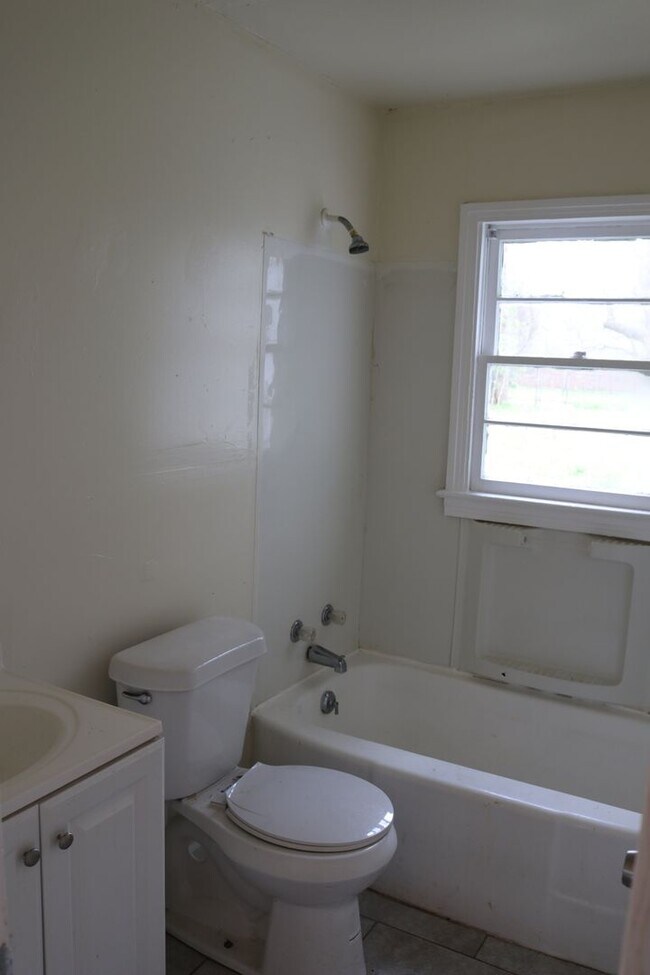 Building Photo - 1303 Burchett St