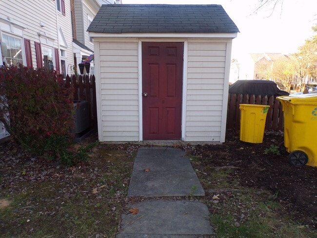 Building Photo - Odenton, 3 level twhs, end unit, Master su...