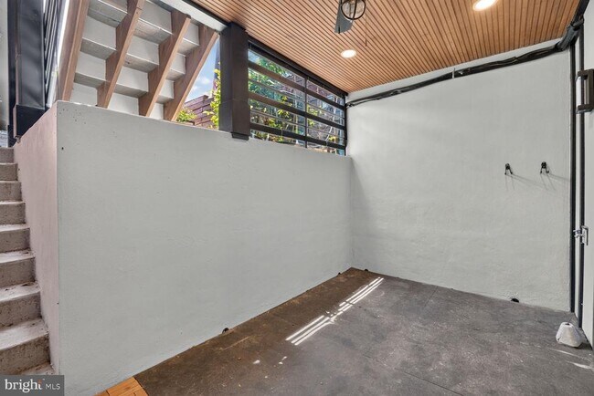 Building Photo - 724 Varnum St NW