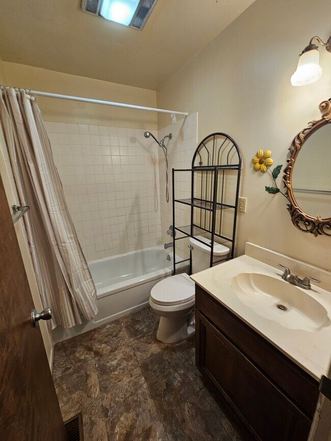 Building Photo - Cozy rental in Hidden Valley Lake