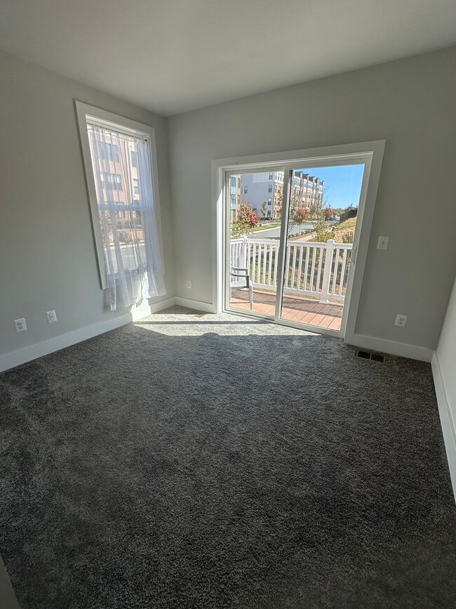 Building Photo - Light filled 3 BR, 2.5 Ba end unit in Broo...