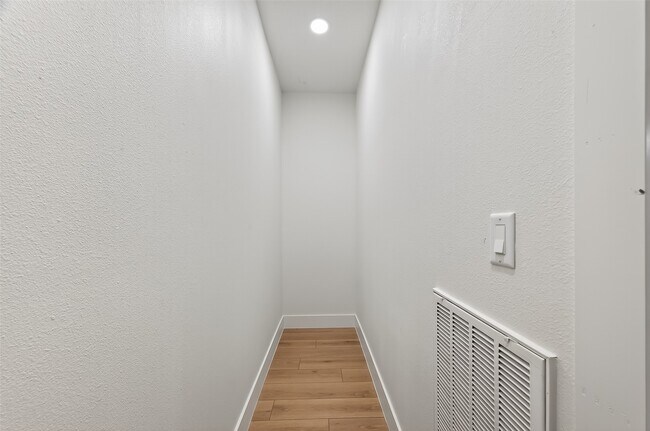 Building Photo - 4413 Roseland St