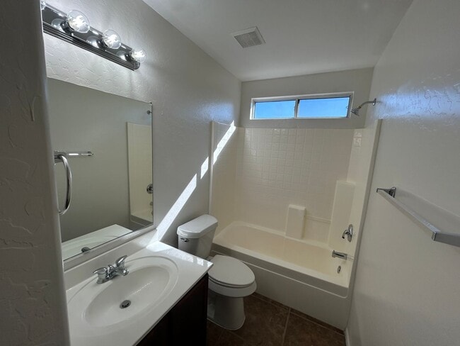 Building Photo - Move In Today! FREE October Rent! Stunning...
