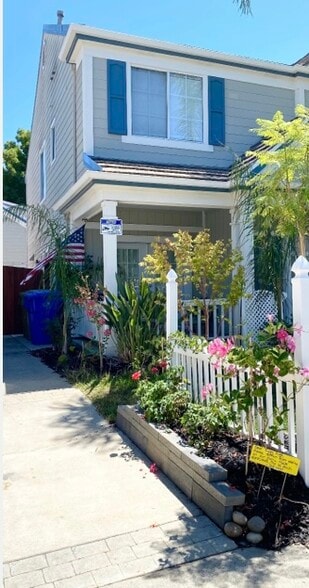 Safe neighborhood street parking - usually free spot very close to mini studio townhouse - 372 Chaucer Dr