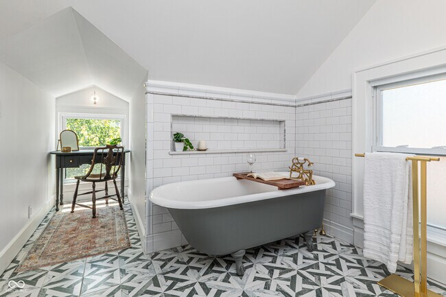 Building Photo - 322 E 37th St