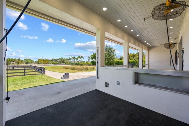 Building Photo - 15450 Estancia Ln