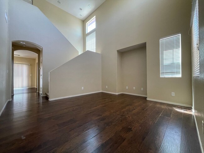 Building Photo - 4bed 3bath