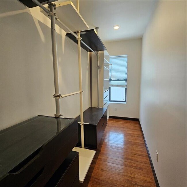 Building Photo - 1535 E 31st St