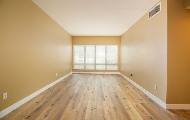 Building Photo - Stylish & Spacious Courtyard-Facing Condo in the Heart of Gaslamp