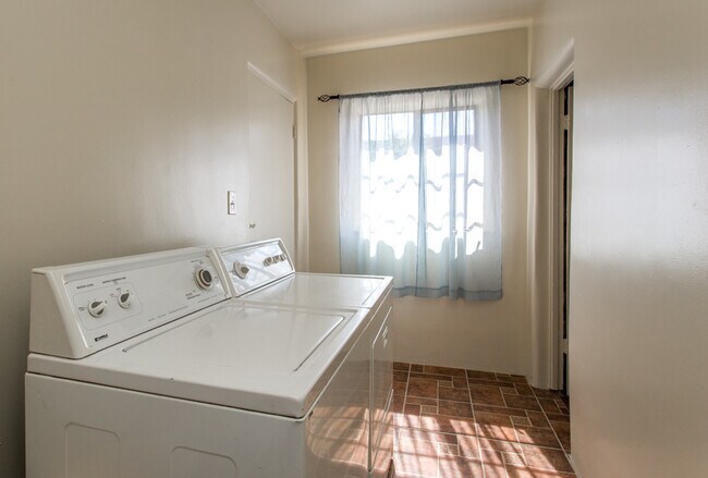 Building Photo - OLD TOWN NORTH VALLEY 2/BD 2/BA 1/CG